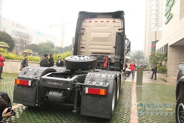 東風商用車 天龍旗艦 450馬力 6X4 國四牽引車（手動擋）