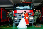 奔馳Actros消防車(chē)當(dāng)“伴郎” 彰顯奔馳底盤(pán)硬實(shí)力
