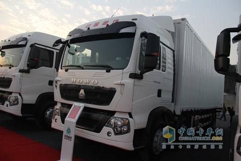 中國(guó)重汽 HOWO-T5G 280馬力 6X2 廂式載貨車