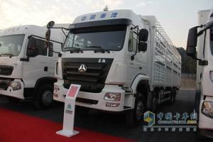 中國(guó)重汽 T5G 290馬力 8X4 LNG 倉柵車