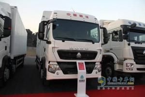 中國(guó)重汽 T5G 290馬力 8X4 LNG 倉柵車