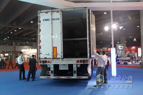 中集無(wú)縱梁廂式運(yùn)輸半掛車(chē)