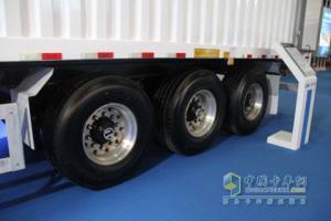 中集無(wú)縱梁廂式運(yùn)輸半掛車