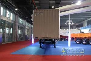 中集無(wú)縱梁廂式運(yùn)輸半掛車