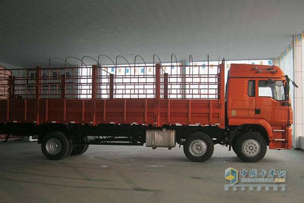 陜汽 華山M6中卡 240馬力 6X2 倉(cāng)柵載貨車(SX5250GP3)