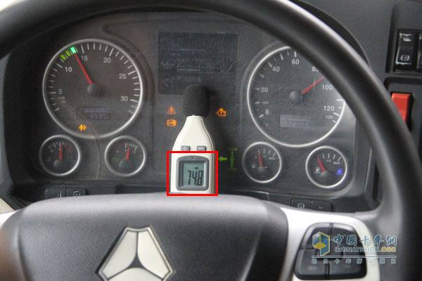 時(shí)速90km/h，發(fā)動(dòng)機(jī)轉(zhuǎn)速接近1400r/min時(shí)噪音表現(xiàn)