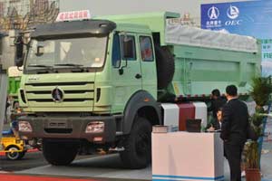 北奔智能版城市渣土車亮相2015中國國際環(huán)衛(wèi)展