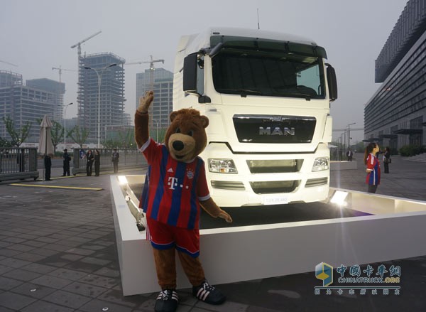 MAN+TGX+28.480大馬力豪華牽引車在大眾汽車集團(tuán)之夜現(xiàn)場與伯尼熊