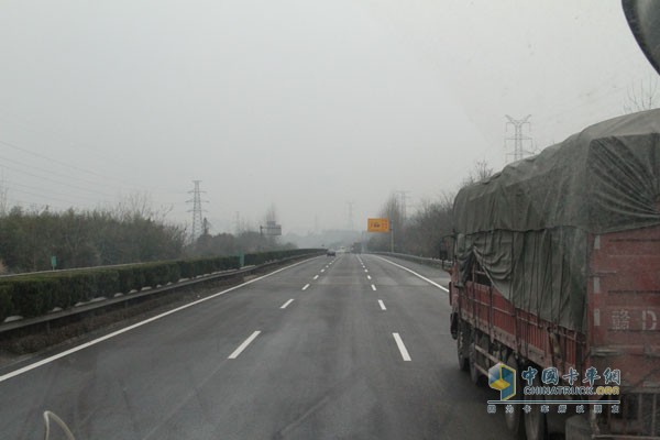 強(qiáng)行并線超車危險