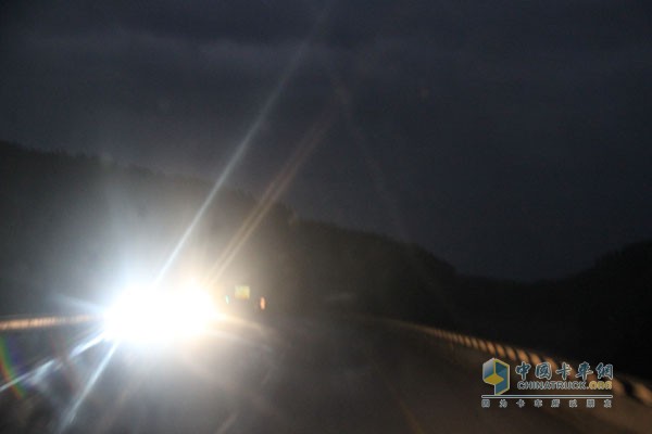 夜間行車開遠(yuǎn)光燈危險性明顯提高