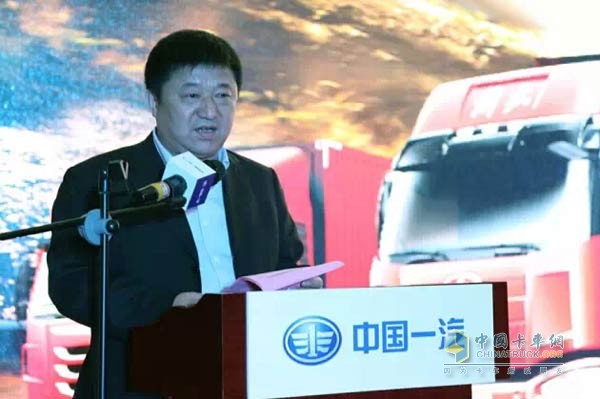 一汽解放領(lǐng)導(dǎo)現(xiàn)場介紹載貨車五大優(yōu)勢