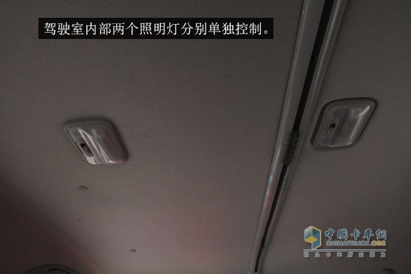 駕駛室上部兩頂照明燈可供單獨(dú)控制