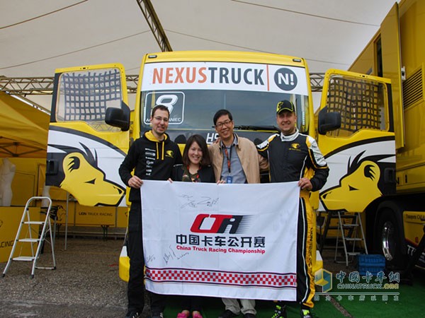 歐洲車手在CTR賽旗上簽名留念