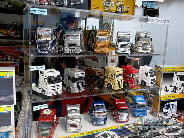 展示區(qū)的精美卡車模型