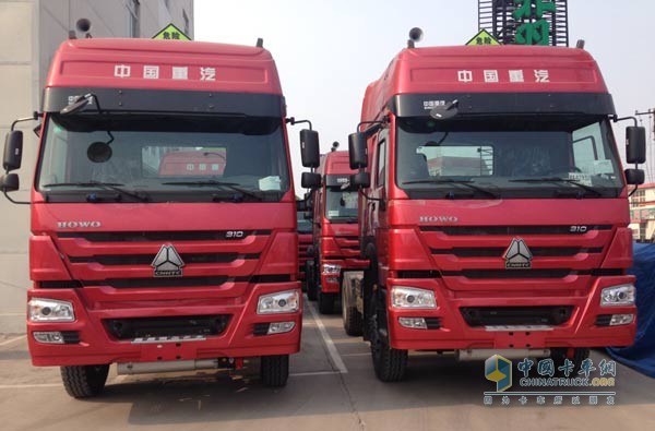 中國重汽豪沃4X2危險品牽引車