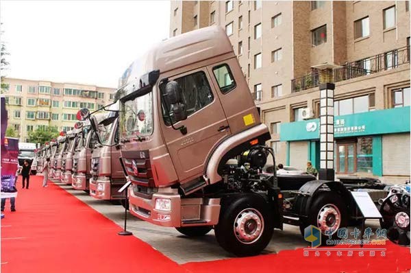 中國(guó)重汽豪瀚牽引車