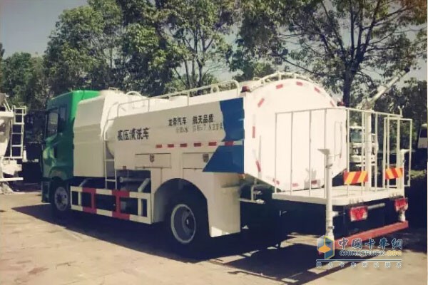 裝配華菱漢馬H3底盤高壓清洗、綠化噴灑兩用車型下線