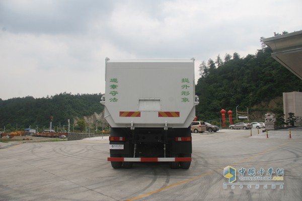 聯(lián)合卡車攜手馳田金鋼推出中國(guó)首款4軸智能環(huán)保渣土車