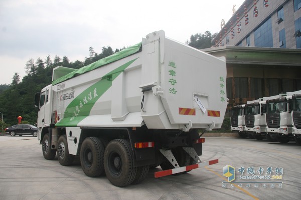 聯(lián)合卡車攜手馳田金鋼推出中國(guó)首款4軸智能環(huán)保渣土車