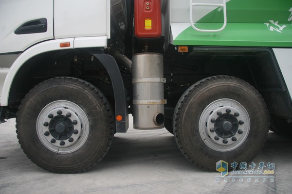 聯(lián)合卡車攜手馳田金鋼推出中國(guó)首款4軸智能環(huán)保渣土車