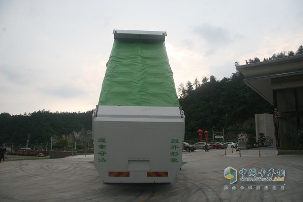 聯(lián)合卡車攜手馳田金鋼推出中國(guó)首款4軸智能環(huán)保渣土車