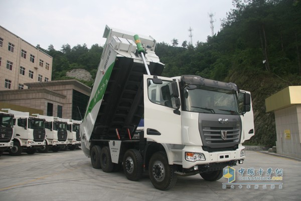 聯(lián)合卡車攜手馳田金鋼推出中國(guó)首款4軸智能環(huán)保渣土車