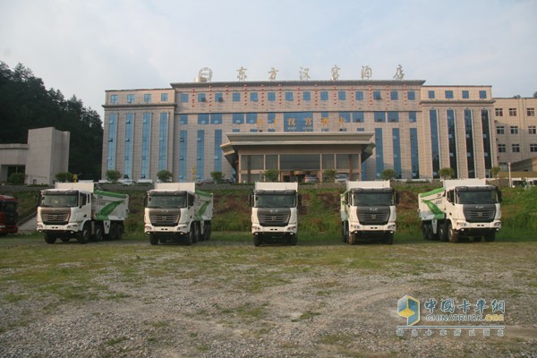 聯(lián)合卡車攜手馳田金鋼推出中國(guó)首款4軸智能環(huán)保渣土車