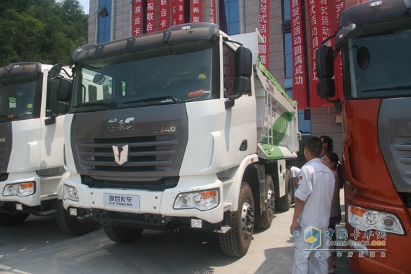 聯(lián)合卡車攜手馳田金鋼推出中國(guó)首款4軸智能環(huán)保渣土車
