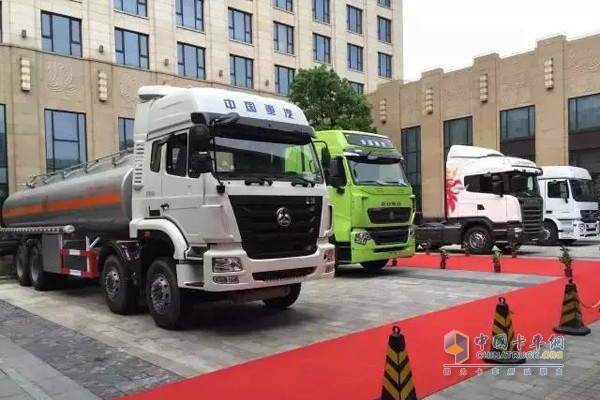 中國重汽攜最新曼平臺產品豪瀚運油車亮相