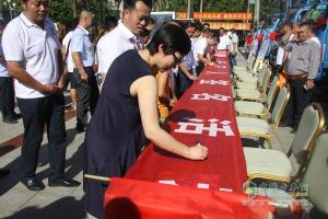 現(xiàn)場用戶搶購28臺 奧馳汽車萬里行炫動海口