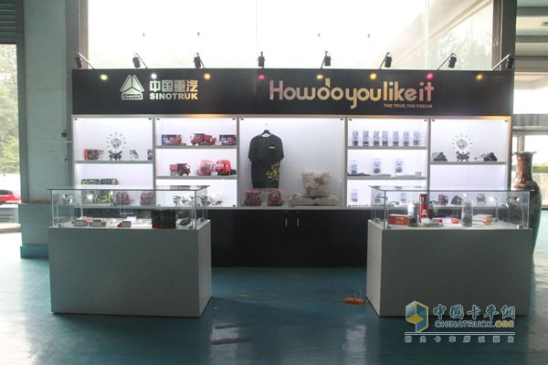 中國重汽成立國內(nèi)首家實體卡車文化用品店