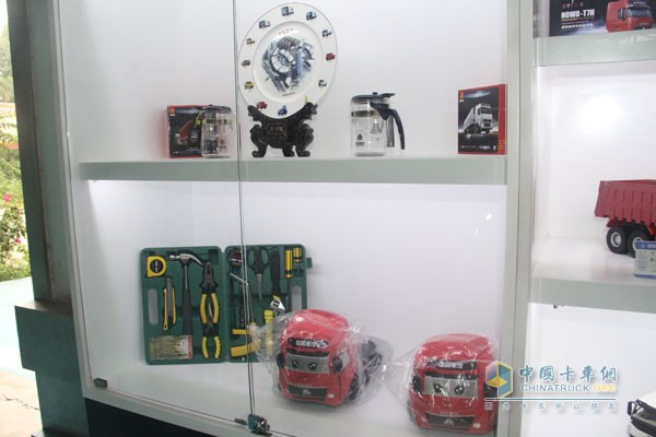 中國重汽成立國內(nèi)首家實體卡車文化用品店