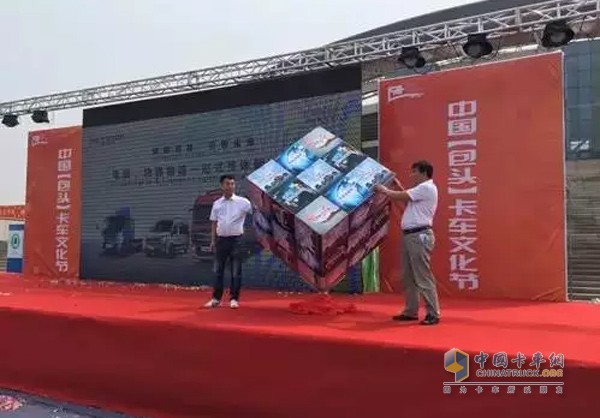 現(xiàn)場(chǎng)發(fā)布“電商、快遞物流一站式整體解決方案”