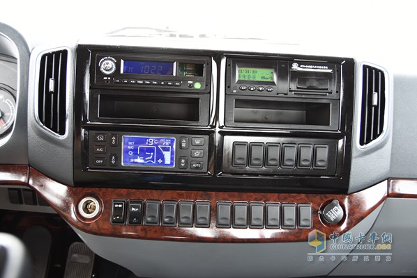 福田瑞沃 康明斯ISF3.8L 168馬力 4X2 載貨車（內飾）