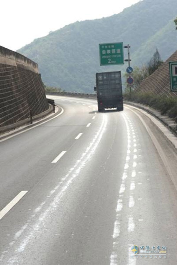 淋水器形成的潮濕干燥路段，對(duì)比鮮明