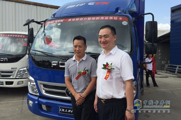 中凱汽車總經(jīng)理江金才（左）與危化品運(yùn)輸公司負(fù)責(zé)人林桓