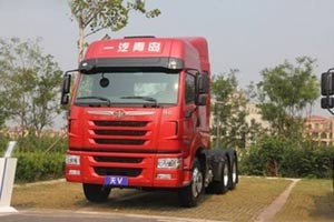 一汽青島解放天V牽引車為?；愤\(yùn)輸安全護(hù)航
