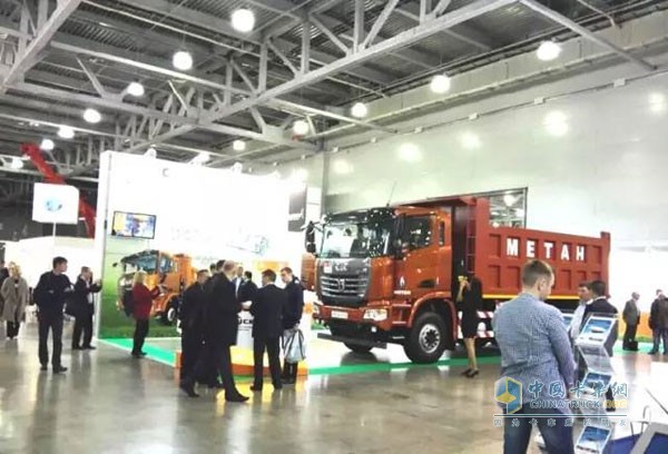車展現(xiàn)場(chǎng)，觀摩和咨詢聯(lián)合卡車的國(guó)外友人絡(luò)繹不絕