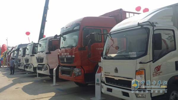 中國(guó)重汽參展車輛