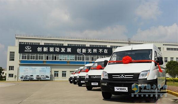 上汽大通愛爾蘭郵政批量出口發(fā)車儀式車隊(duì)出發(fā)
