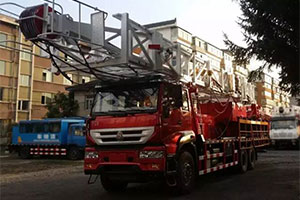 領(lǐng)先裝載 中國重汽45噸油田修井機專用車 