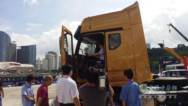 一部好卡車 乘龍H7亮相東盟博覽會