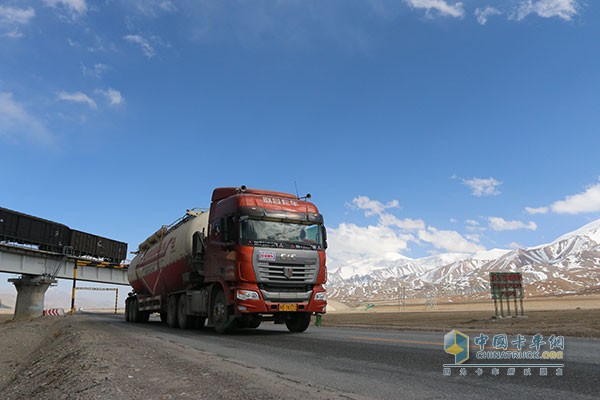 一馬當先的聯(lián)合卡車U4206X4牽引車