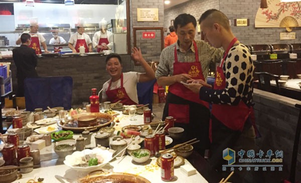 卡友通過(guò)賽事建立了友誼，西南復(fù)賽冠軍與亞軍吃飯時(shí)還不忘互留聯(lián)系方式