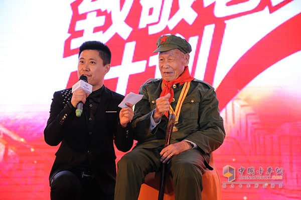 抗戰(zhàn)老英雄姜紀(jì)水（右）在活動(dòng)現(xiàn)場(chǎng)