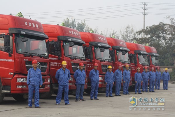中國(guó)重汽危險(xiǎn)品運(yùn)輸車隊(duì)