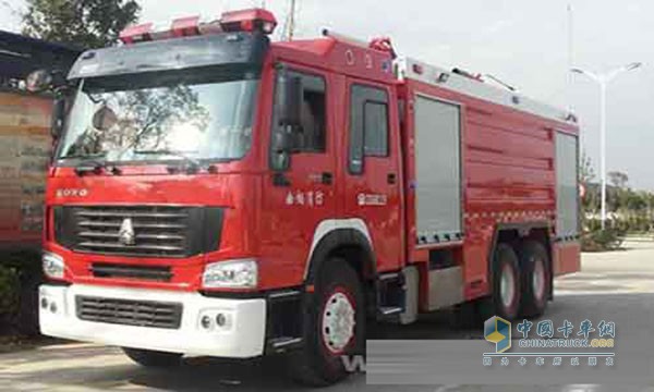 中國(guó)重汽底盤干粉泡沫消防車