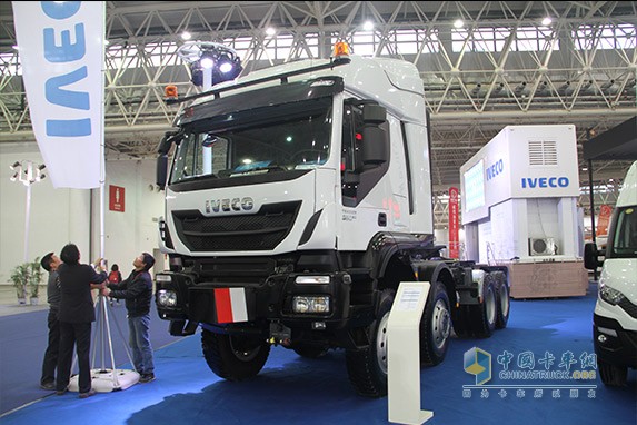 Astra 8x8大件牽引車，整個展場最酷的就是它