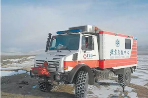 危急時刻勇?lián)厝?，烏尼莫克越野救護車冒雪進(jìn)山運出心衰老人