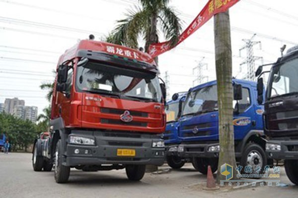 東風柳汽 乘龍M7 康明斯350馬力4X2牽引車 國四